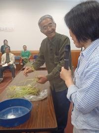 ご自分の畑から大麦を持ってこられた方に、丁寧にレクチャーして下さいましたの写真