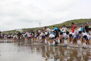 千里浜ちびっ子駅伝の様子