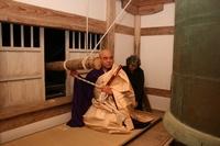 正座をして鐘を突きます(大みそかのみ一般開放されます)