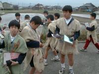 弥生時代の人々が着ていた貫頭衣(かんとうい)を身につけました