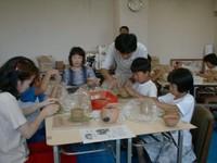 見本を見ながら弥生式の土器を作ります