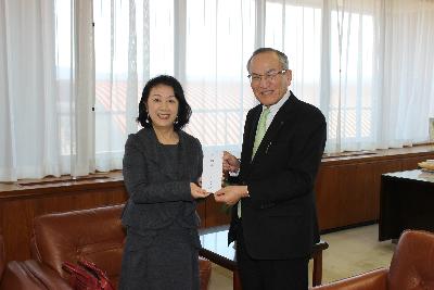 山辺市長に寄付金を手渡した藤塚久美子さん（左）