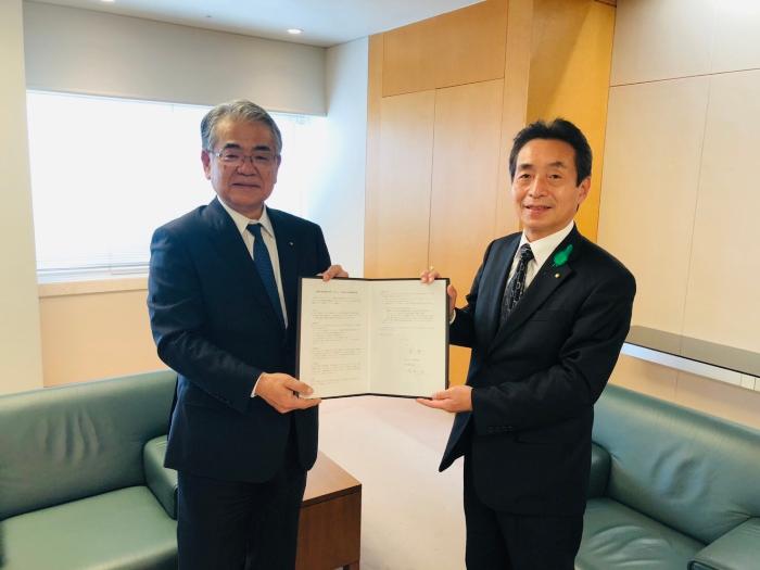 SDGsの推進に係る連携協定を締結した岸市長(右)と温井社長