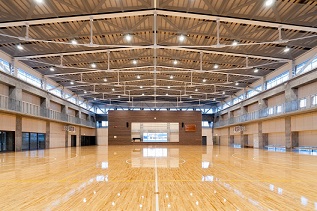 バスケットゴールのある羽咋中学校体育館のアリーナの写真