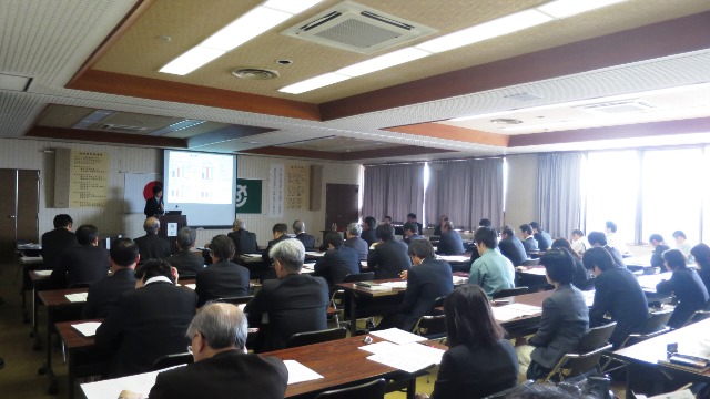 羽咋市の共同研究報告会で金沢大学の西川准教授が報告している様子の写真