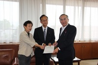 山辺市長に基本構想を手渡す林委員長（中央）と川井副委員長（左）の写真