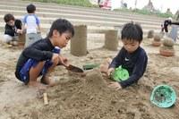 砂像作りに励む子どもたち