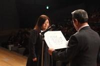 優良職員表彰を受ける土田淳子主事の写真
