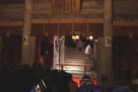 厳かな雰囲気の中、本殿で開始された神事の写真