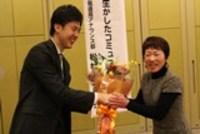 講演後、松村玲郎さんにお礼の花束が贈呈されました