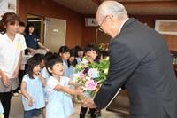 辻角副市長にお花を渡す園児の写真