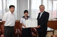 表彰状を手にする夏嶋さんと山辺市長の写真