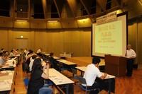 折口博士が久高島を訪れて理論づけた研究成果について説明する小川教授