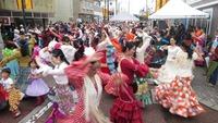 100人のダンサーがパセオ通りで華やかにダンスする写真