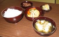 メニュー（ご飯、煮物、煮豆、お漬物、キノコ汁）の写真