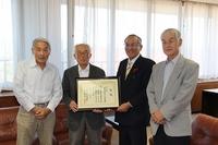 市役所で市長と千里浜地区まちづくり協議会のメンバー3人が賞状を手に記念撮影している写真