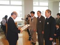 谷本知事から表彰を受ける柴垣町会の関係者の写真