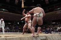 全日本相撲選手権大会の土俵上で深井拓斗くんが相手を投げ飛ばしている写真