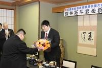 千里浜レストハウスで羽咋道場の後輩、篠田裕之くんから花束贈呈される深井君の写真