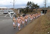 千里浜海岸まで走って移動する参加者の写真