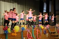 元気にダンスする、羽咋Jr.リズムダンス教室のメンバーの写真