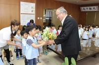 山辺市長に花を手渡す園児の写真