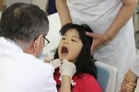 歯科健診を受ける女の子