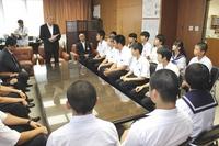 市役所で山辺市長が羽咋中と邑知中生徒15人に話をしている写真