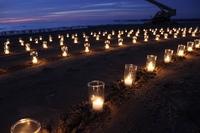 キャンドルの灯火が、夜の千里浜海岸を幻想的な世界に一変