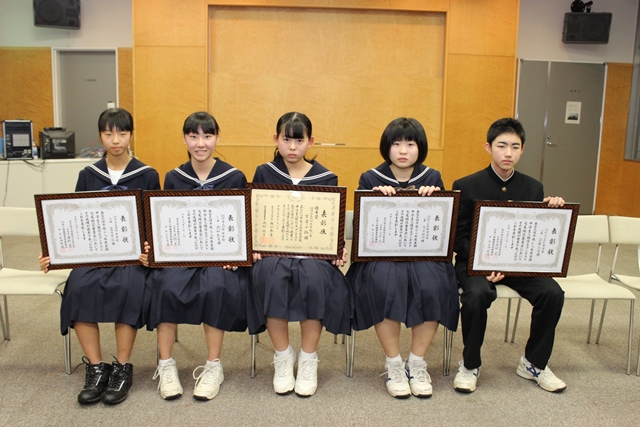 入賞者の皆さん（左から宮田さん、徳和さん、宮嵜さん、寺井さん、安藤さん）