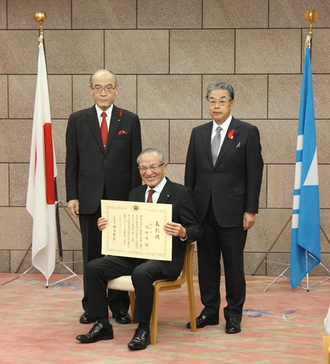 谷本知事、米澤賢司県議会議長、山辺市長とで受賞を記念して写真撮影