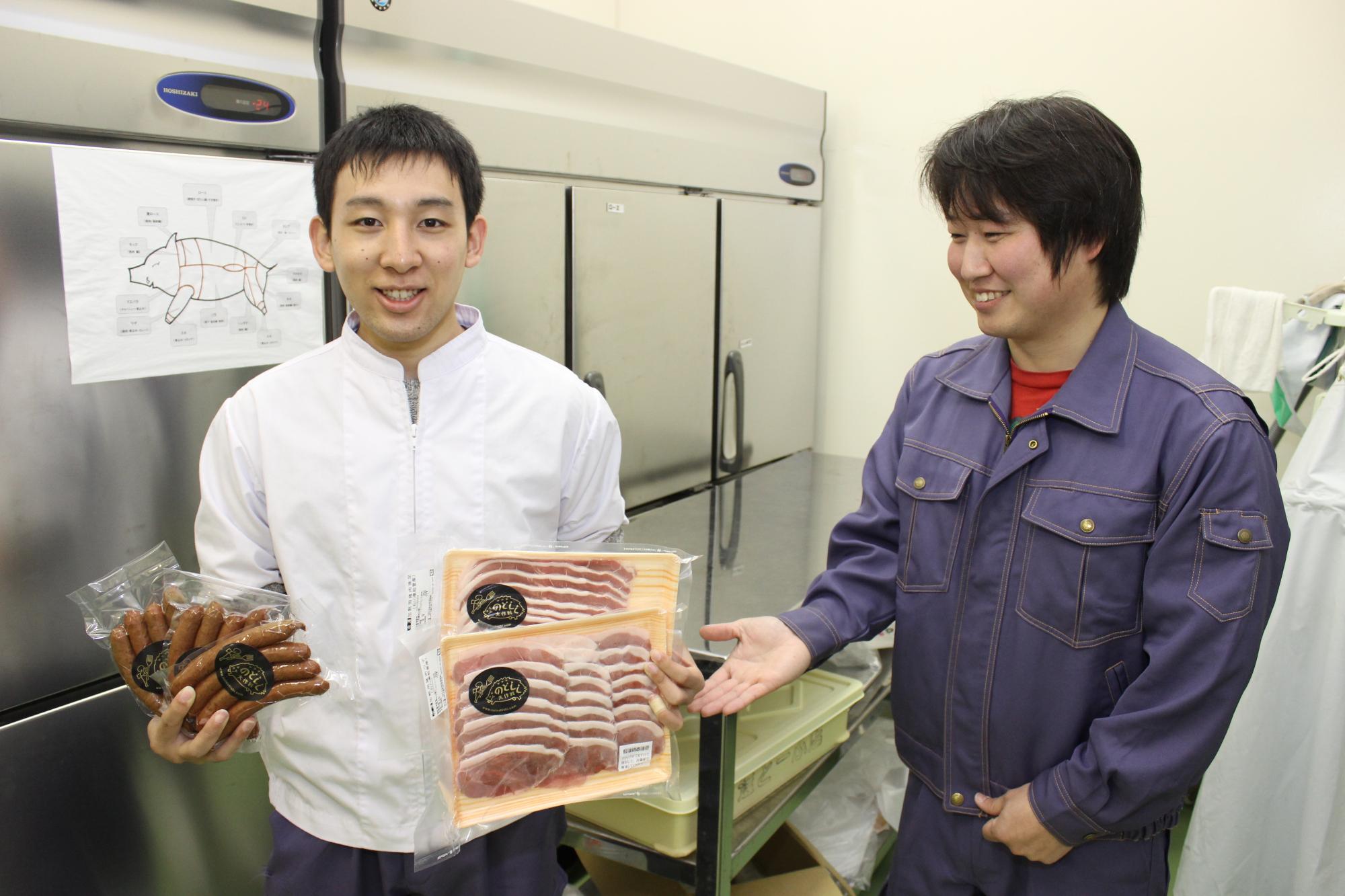 ジビエ商品（のとしし肉）をPRする樋口さん（左）と加藤さん