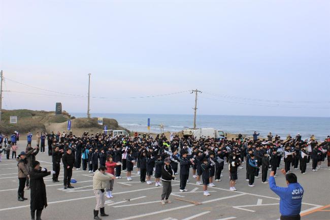 千里浜海岸に集まった参加者