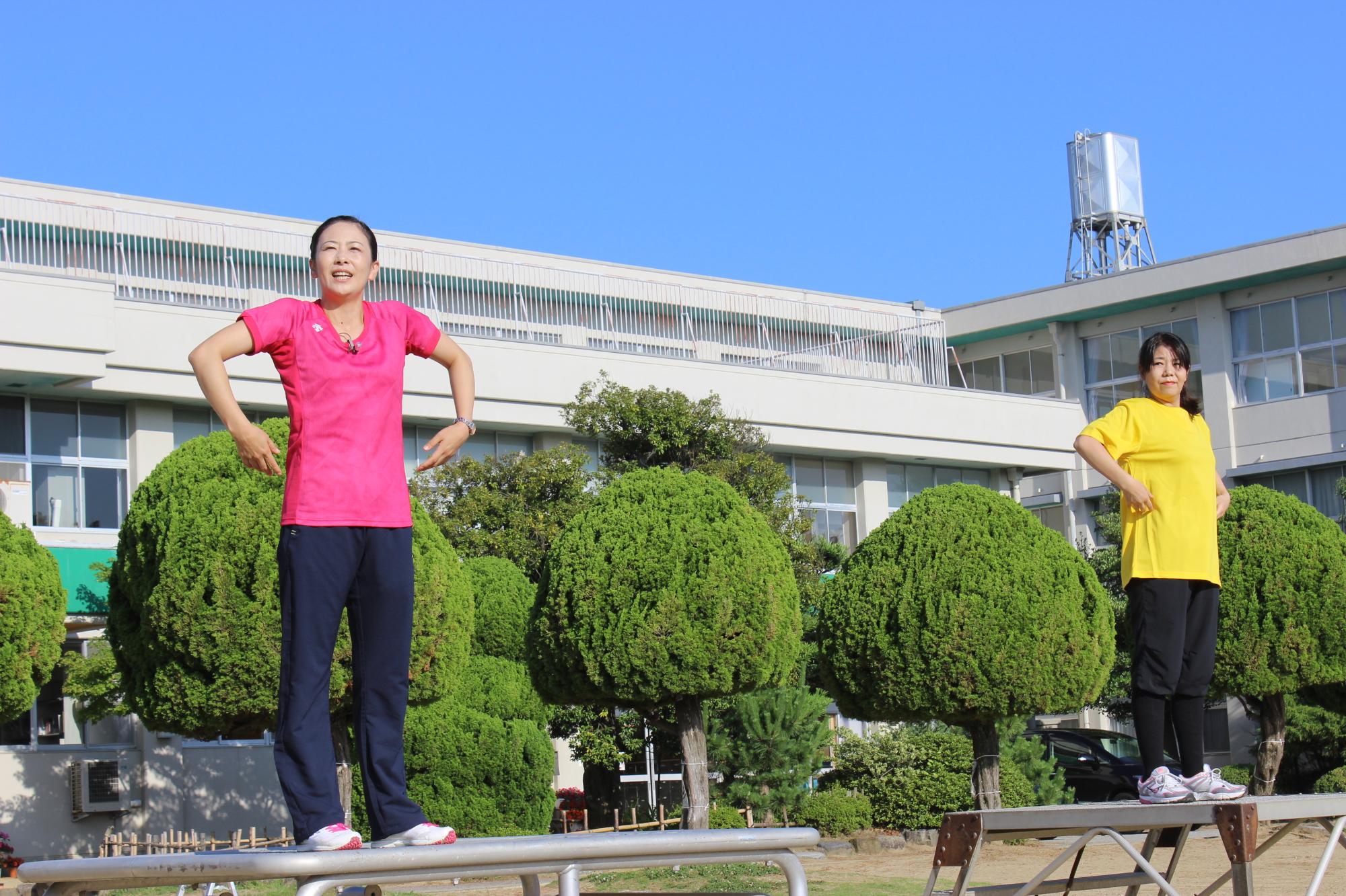 ワンポイントレッスンを行う岡本美佳さん（左）と伊徳栄子さん（右）