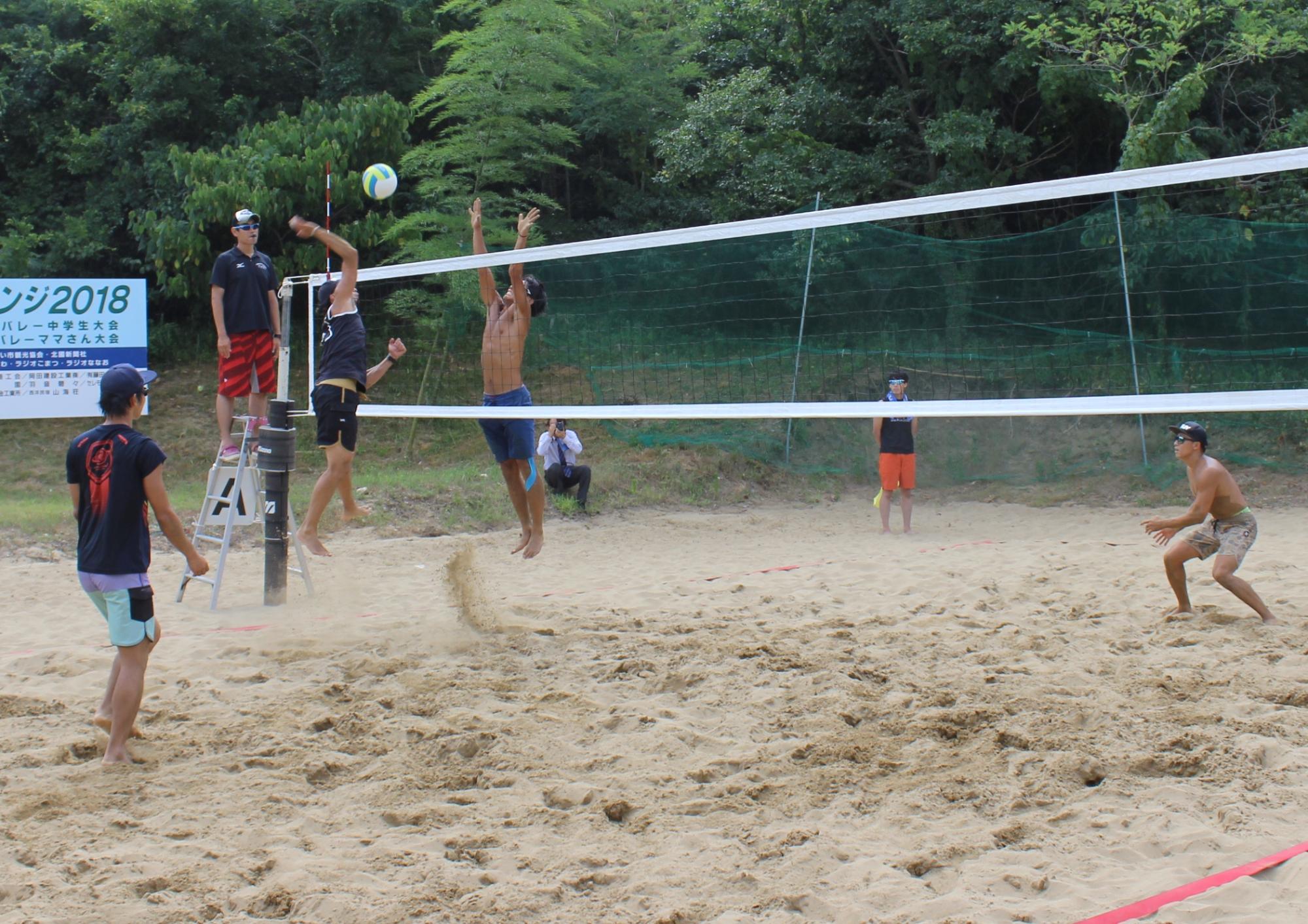 砂上で熱い戦いを繰り広げる選手