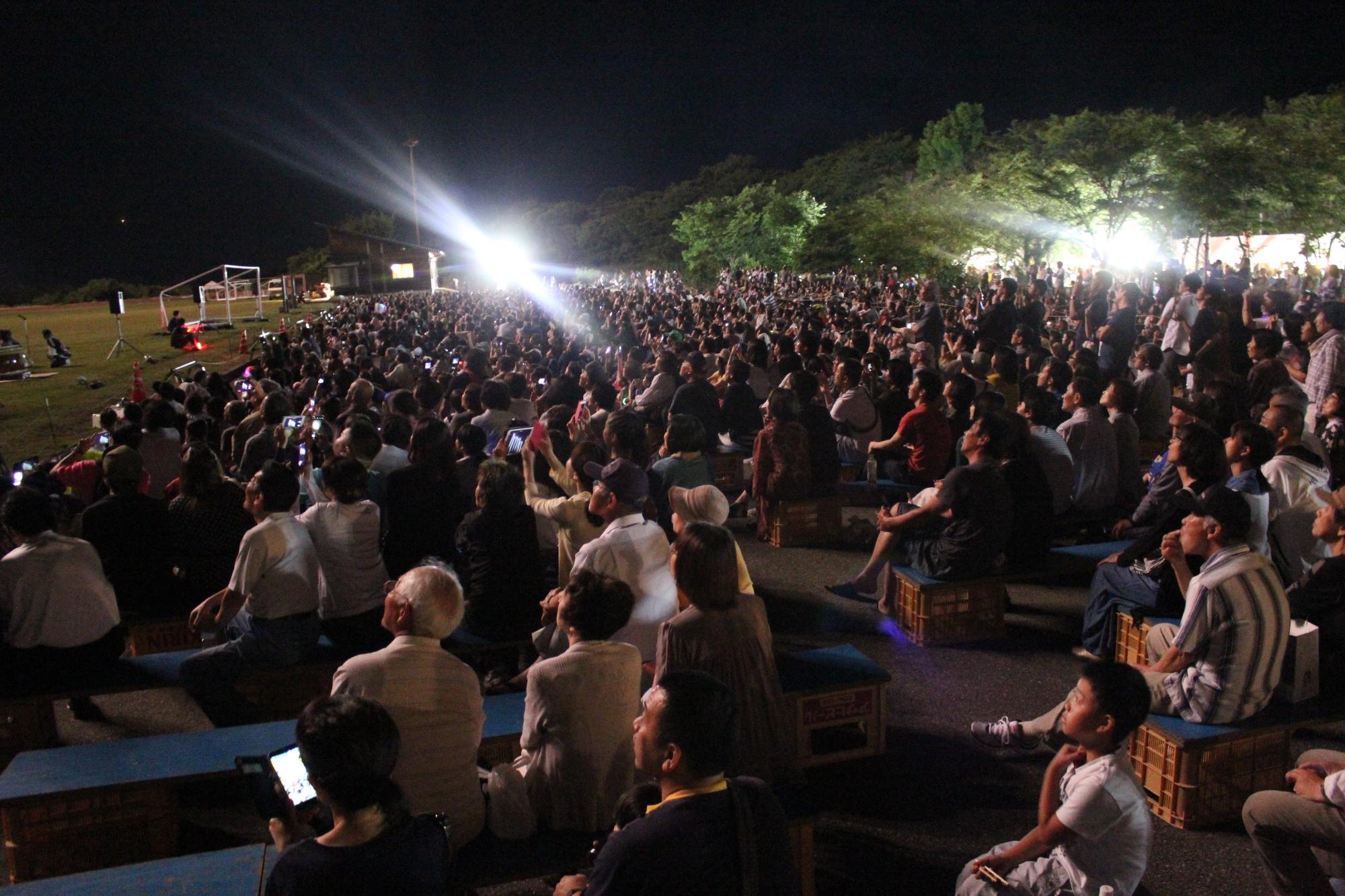 約4,000人が眉丈台地スポーツ広場に集まり、夜空に輝く花火を楽しみました
