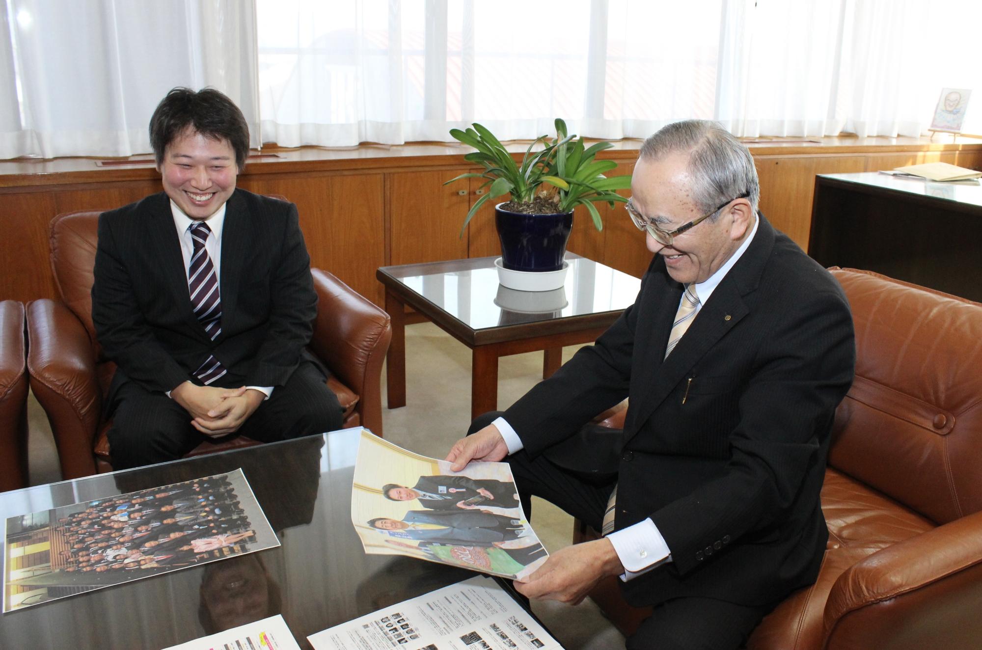 山辺市長に受賞の喜びを語る加藤さん（左）