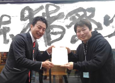 準グランプリの賞状を手渡される合同会社“のとしし団”の加藤晋司代表（右）