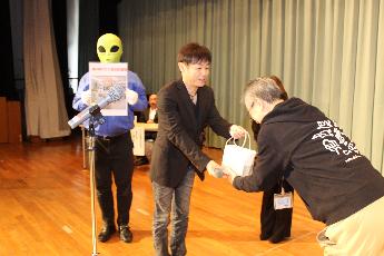 チーム柴垣を代表し、作詞・作曲した新屋敷彰さん（中央）が野間仁駅長にCDを寄贈