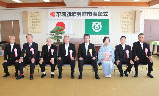 山辺市長、大塚議長を囲んで記念撮影を行った被表彰者の皆さん