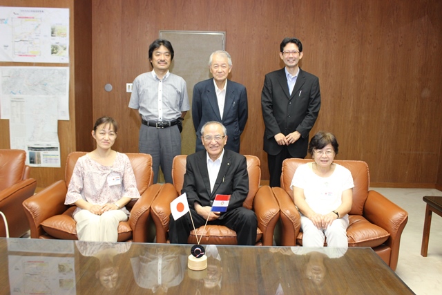 山辺市長が歓迎（手前左が伊藤由美子さん、同右が幸坂幸子さん）