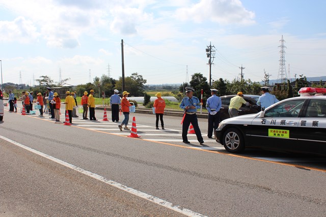 国道159号（四柳町）で行われた、交通安全の街頭キャンペーン