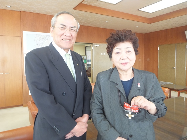 メダルを手に、山辺市長と記念撮影した久保房子さん