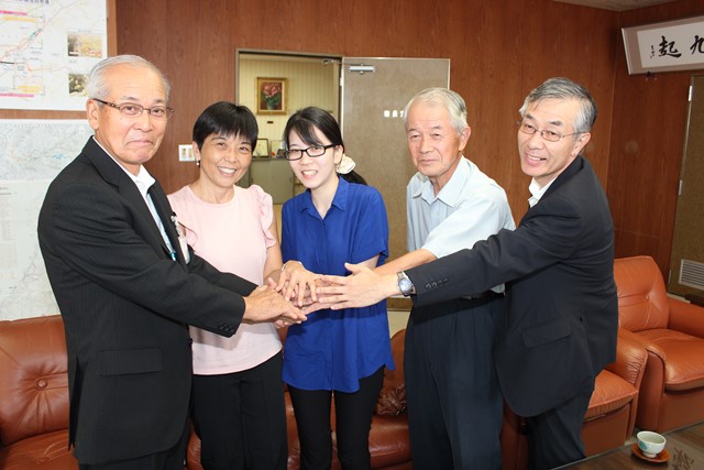 研修生活に期待を寄せる,生田エリさん（左から2番目）と山本小百合さん（中央）