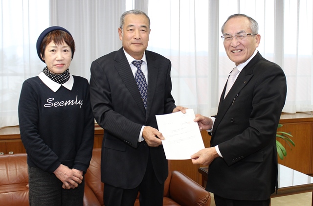 松村会長（左から2人目）と河島副会長  (左から1人目）が山辺市長に答申書を手渡す