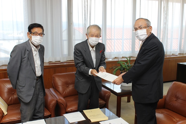 報告書を手渡す岩城会長（中央）と坂野副会長（左）