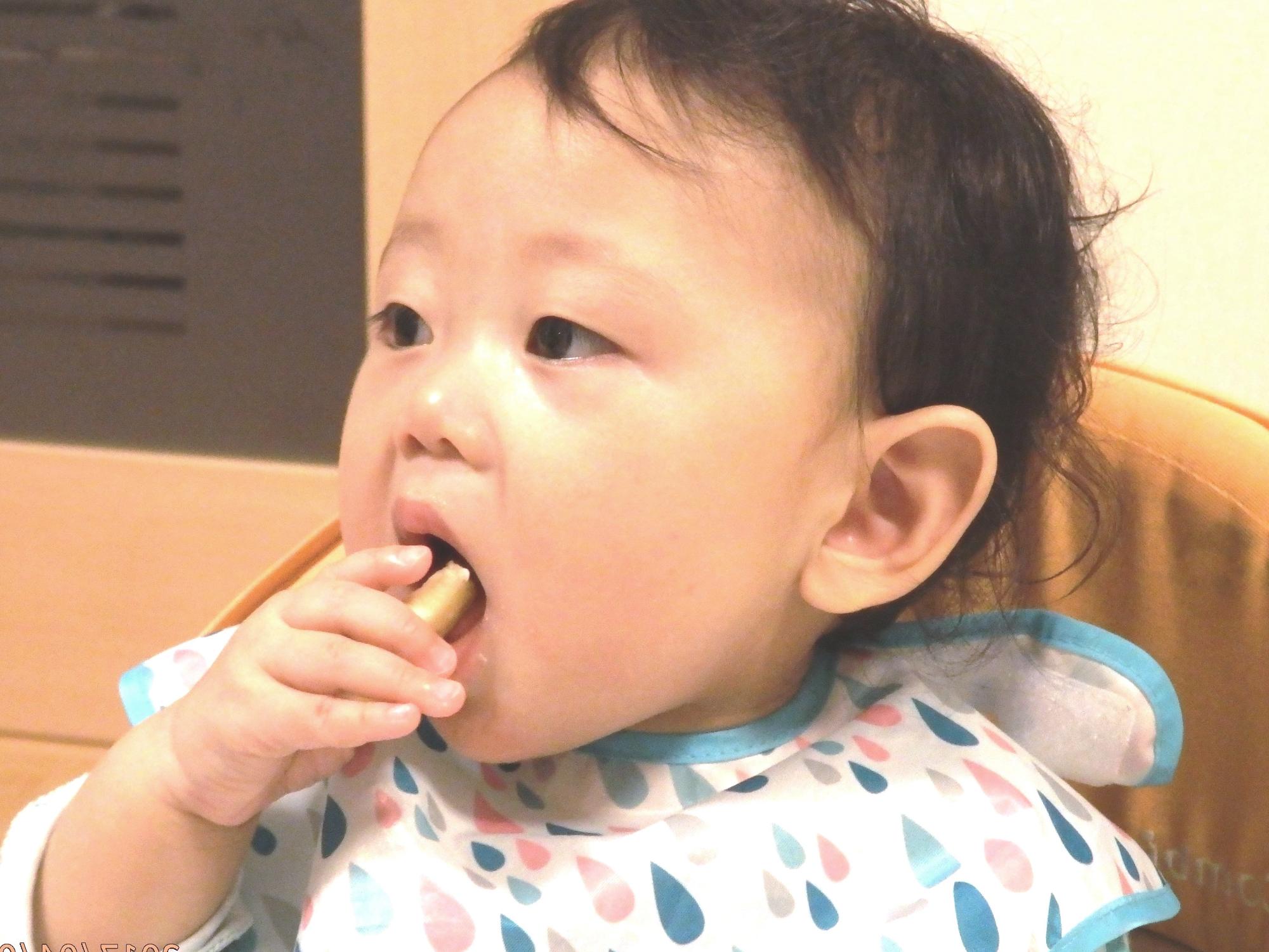 手づかみ食べの練習中（10、11か月のお子さん）の写真